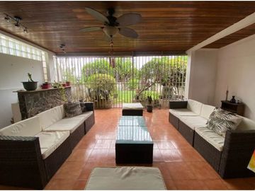 VENDO AMPLIA CASA RESIDENCIAL O COMERCIAL EN CLUB X BETANIA
