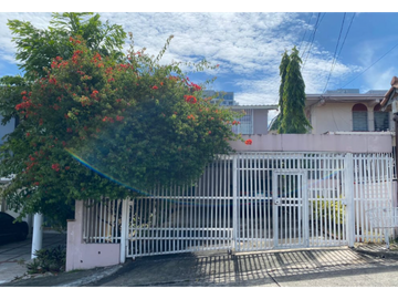 VENDO AMPLIA CASA RESIDENCIAL O COMERCIAL EN CLUB X BETANIA