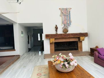CASA EN VENTA EN FRACCIONAMIENTO CLUB DE GOLF HACIENDA SAN GASPAR EN JIUTEPEC.
