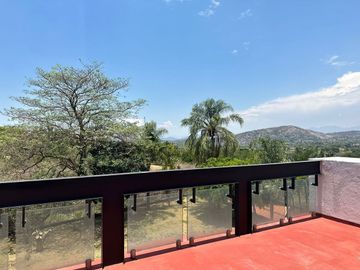 CASA EN VENTA EN FRACCIONAMIENTO CLUB DE GOLF HACIENDA SAN GASPAR EN JIUTEPEC.