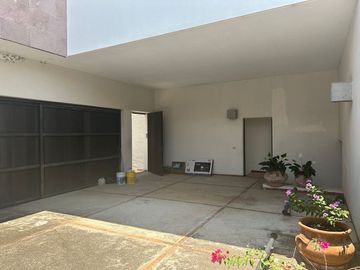 CASA EN VENTA EN FRACCIONAMIENTO CLUB DE GOLF HACIENDA SAN GASPAR EN JIUTEPEC.