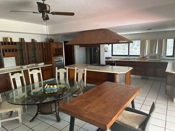CASA EN VENTA EN FRACCIONAMIENTO CLUB DE GOLF HACIENDA SAN GASPAR EN JIUTEPEC.