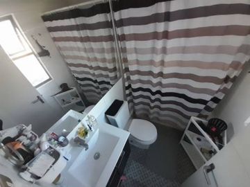 CASA CON MANZARDA Y AMPLIOS ESPACIOS