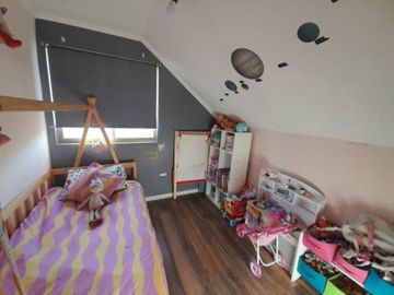 CASA CON MANZARDA Y AMPLIOS ESPACIOS