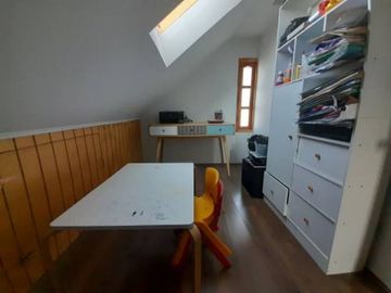 CASA CON MANZARDA Y AMPLIOS ESPACIOS