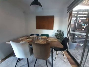 CASA CON MANZARDA Y AMPLIOS ESPACIOS