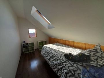 CASA CON MANZARDA Y AMPLIOS ESPACIOS