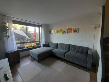 CASA CON MANZARDA Y AMPLIOS ESPACIOS