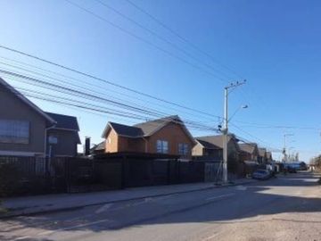 CASA CON MANZARDA Y AMPLIOS ESPACIOS