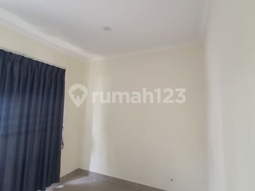 Rumah Dekat Kawasan Bisnis, Universitas, di Tangerang
