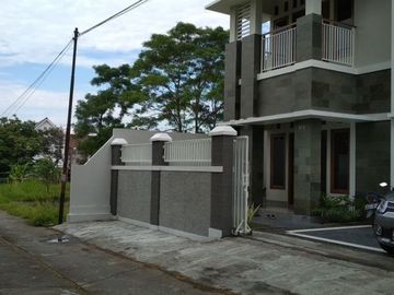 Rumah mewah 2 lantai di jln Damai dekat kampus UGM