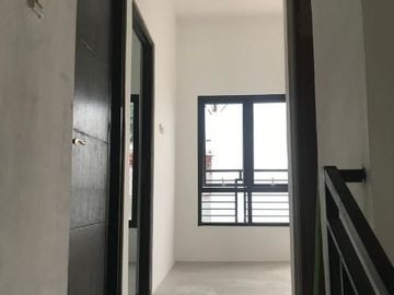 Rumah 2 lantai siap huni di dekat samsat cinere depok