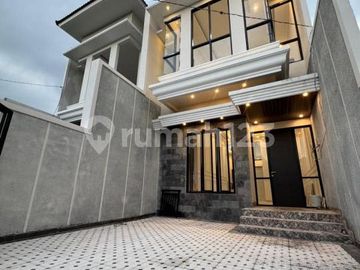 Dekat Akses Tol, Rumah, 2 Lantai, SHM, Dekat Pusat Perbelanjaan, Bebas Banjir