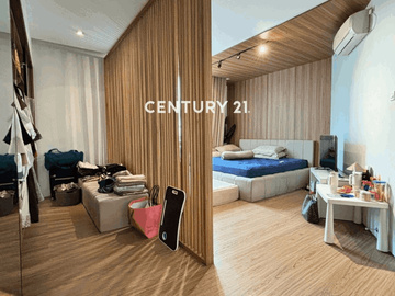 Rumah Modern Tropical Dilengkapi Dengan Swimming Pool Depan Fasum
