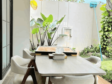 Rumah Modern Tropical Dilengkapi Dengan Swimming Pool Depan Fasum