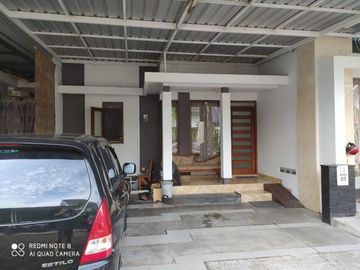 Rumah minimalis modern siap huni dalam perumahan dekat JCM