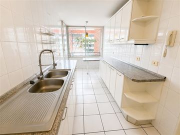 Departamento en venta de 3 dorm +servicio en Las Condes