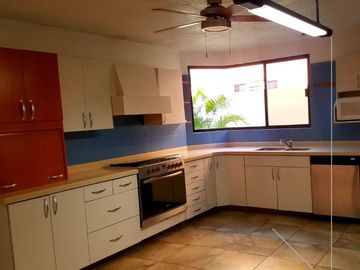 SE VENDE CASA NUEVA EN COTO DE FRACC.LAS BRISAS, TEPIC