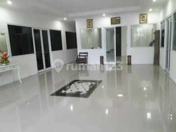 Gedung Perkantoran di Warung Buncit Jakarta Selatan