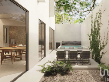 CASA EN VENTA, EN EL CENTRO DE MÉRIDA, YUCATÁN, COMPLETAMENTE REMODELADA.