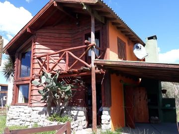 LATORRE PROP. VENDE HERMOSA CABAÑA EN CAMET NORTE -