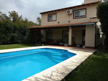 VENTA HERMOSA CASA 4 AMB, BARRIO JARDINES DE ESCOBAR
