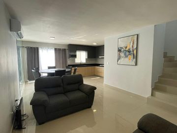 Casa-Quinta Venta CUMBRES LUX c Alberca y Palapa y Lujosas Amenidades en Colonia