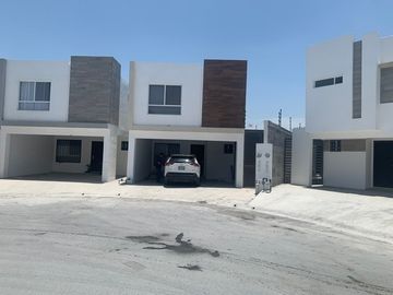 Casa-Quinta Venta CUMBRES LUX c Alberca y Palapa y Lujosas Amenidades en Colonia