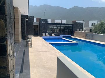 Casa-Quinta Venta CUMBRES LUX c Alberca y Palapa y Lujosas Amenidades en Colonia