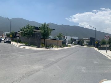 Casa-Quinta Venta CUMBRES LUX c Alberca y Palapa y Lujosas Amenidades en Colonia