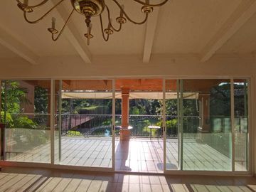 HERMOSA CASA DE UN NIVEL CON AMPLIO JARDÍN. EXCELENTE UBICACIÓN