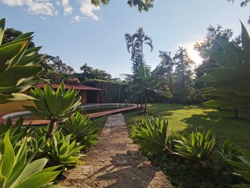 HERMOSA CASA DE UN NIVEL CON AMPLIO JARDÍN. EXCELENTE UBICACIÓN