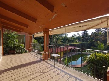 HERMOSA CASA DE UN NIVEL CON AMPLIO JARDÍN. EXCELENTE UBICACIÓN
