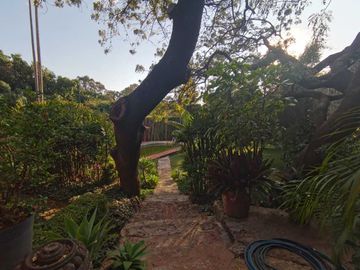 HERMOSA CASA DE UN NIVEL CON AMPLIO JARDÍN. EXCELENTE UBICACIÓN