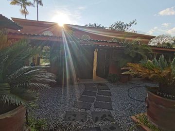 HERMOSA CASA DE UN NIVEL CON AMPLIO JARDÍN. EXCELENTE UBICACIÓN