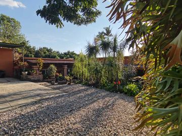 HERMOSA CASA DE UN NIVEL CON AMPLIO JARDÍN. EXCELENTE UBICACIÓN