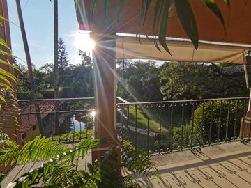 HERMOSA CASA DE UN NIVEL CON AMPLIO JARDÍN. EXCELENTE UBICACIÓN