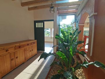 HERMOSA CASA DE UN NIVEL CON AMPLIO JARDÍN. EXCELENTE UBICACIÓN