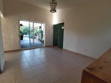 HERMOSA CASA DE UN NIVEL CON AMPLIO JARDÍN. EXCELENTE UBICACIÓN