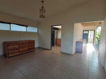 HERMOSA CASA DE UN NIVEL CON AMPLIO JARDÍN. EXCELENTE UBICACIÓN