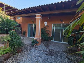 HERMOSA CASA DE UN NIVEL CON AMPLIO JARDÍN. EXCELENTE UBICACIÓN