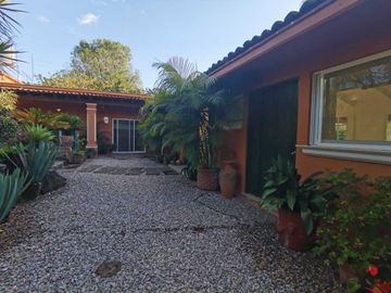 HERMOSA CASA DE UN NIVEL CON AMPLIO JARDÍN. EXCELENTE UBICACIÓN