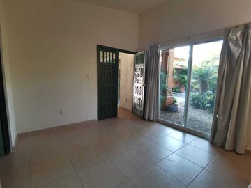 HERMOSA CASA DE UN NIVEL CON AMPLIO JARDÍN. EXCELENTE UBICACIÓN