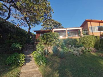 HERMOSA CASA DE UN NIVEL CON AMPLIO JARDÍN. EXCELENTE UBICACIÓN
