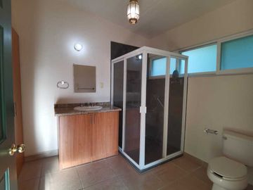 HERMOSA CASA DE UN NIVEL CON AMPLIO JARDÍN. EXCELENTE UBICACIÓN
