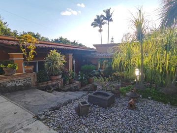 HERMOSA CASA DE UN NIVEL CON AMPLIO JARDÍN. EXCELENTE UBICACIÓN
