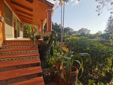 HERMOSA CASA DE UN NIVEL CON AMPLIO JARDÍN. EXCELENTE UBICACIÓN
