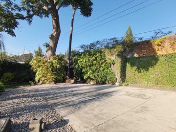 HERMOSA CASA DE UN NIVEL CON AMPLIO JARDÍN. EXCELENTE UBICACIÓN