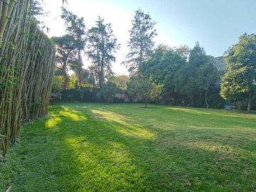 HERMOSA CASA DE UN NIVEL CON AMPLIO JARDÍN. EXCELENTE UBICACIÓN