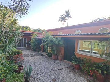 HERMOSA CASA DE UN NIVEL CON AMPLIO JARDÍN. EXCELENTE UBICACIÓN